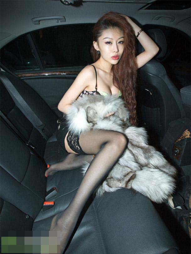 车模换衣春光乍泄 袒露熟女身姿-汽车频道-和讯