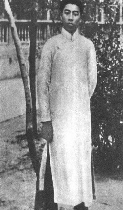 周恩来与<em>女演员</em>的罕见合影 16岁<em>男扮女</em>装演话