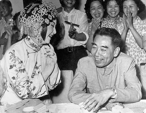 周恩来与<em>女演员</em>的罕见合影 16岁<em>男扮女</em>装演话