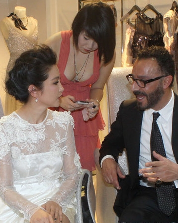 李冰冰透视裙盛装代言 遭美女<em>翻译</em>俯身秀胸抢