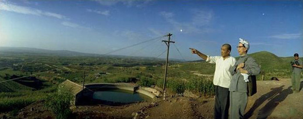 江青骑马上山视察大寨 做农活 饶有兴致 被指作