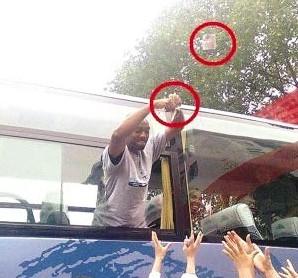 因钱引发的疯狂事:<em>女孩脱光</em>抢衣服(组图) -新闻