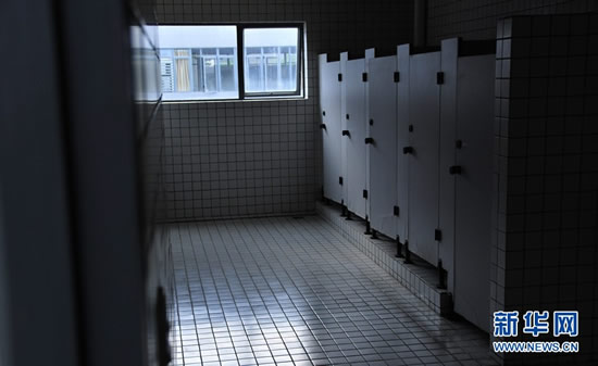 组图:<em>偷窥</em>男在<em>女厕</em>留血书 自称色狼疑变态-新闻