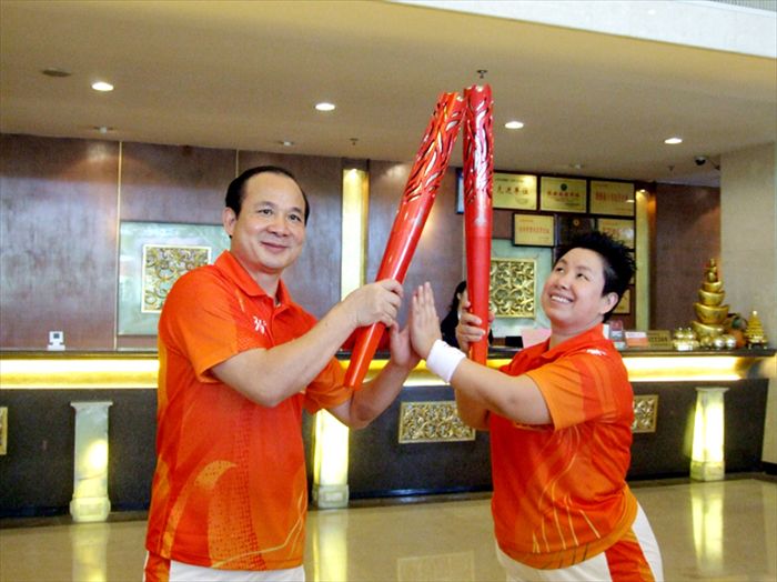 霸王防<em>脱</em>功效遭质疑:老总陈启源<em>头发为何</em>不多