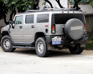 湖北老板驾悍马持枪殴打警察 撕警衔烧毁警官