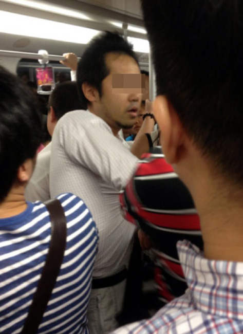 <em>日本</em>男子上海地铁偷拍<em>女生</em>裙底被抓(组图)-新闻