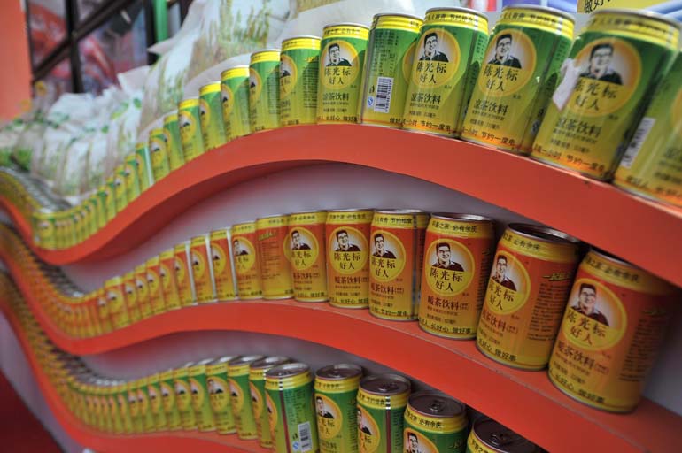 组图:陈光标亮相糖酒会 现场高歌推销好人饮料