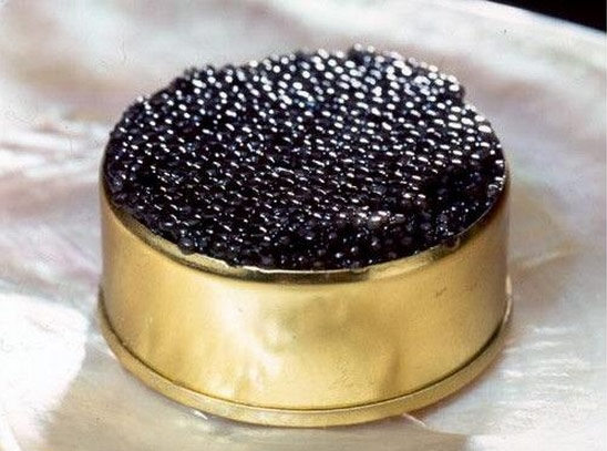 组图:揭秘顶级黑鱼子酱制作全程价格贵得离谱