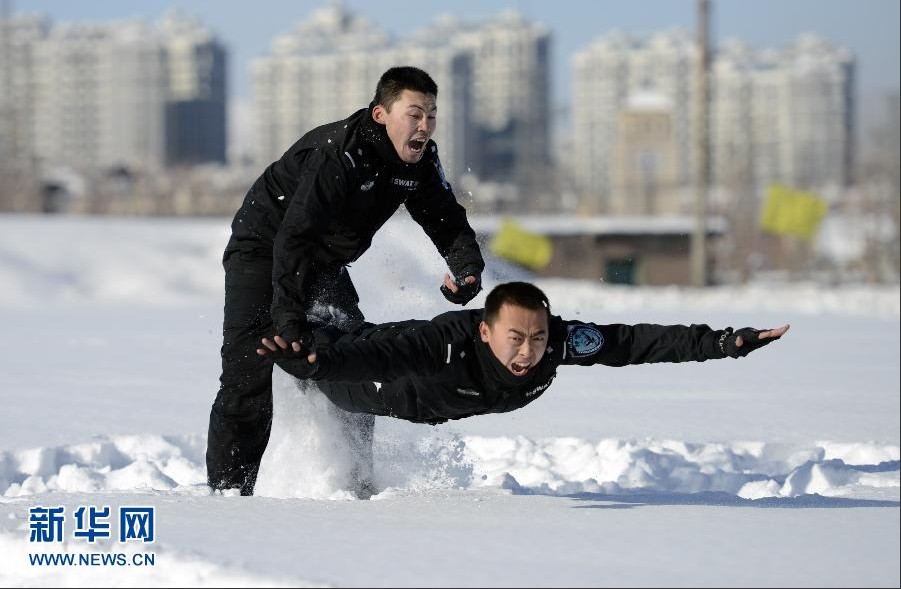 新疆公安特警大比武(组图)