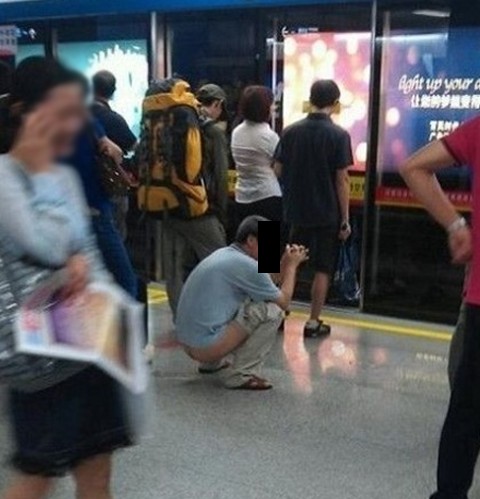 组图:北京地铁撒尿哥PK广州地铁大便弟