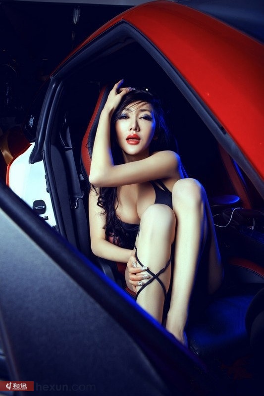 <em>性感女神</em>红唇出镜个性比基尼<em>诱惑</em>