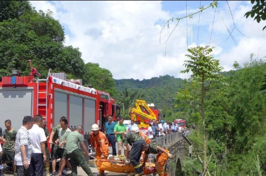 云南西双版纳旅游大巴翻车事故致8死19伤