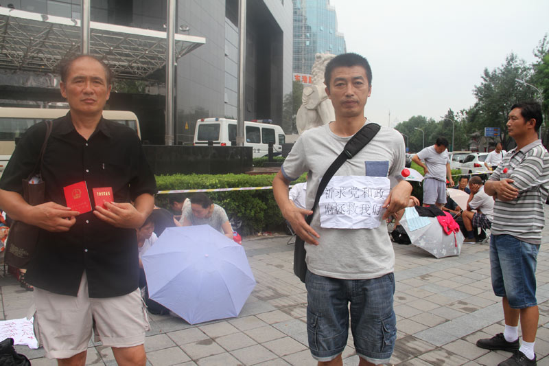 组图:建行工行总行爆发买断员工维权 要求银行