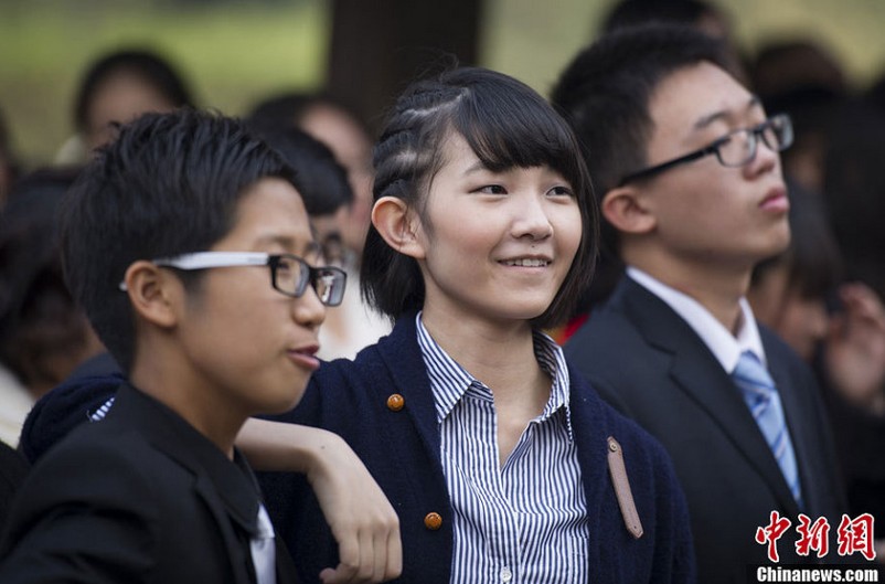北京高中举行<em>18岁成人礼</em> 现高跟黑丝皮草短裙