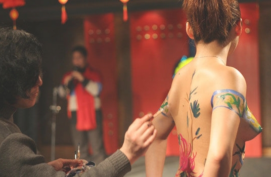 各有绝招 看全球潮爆夜店<em>美女</em>揽客(图)-房产频