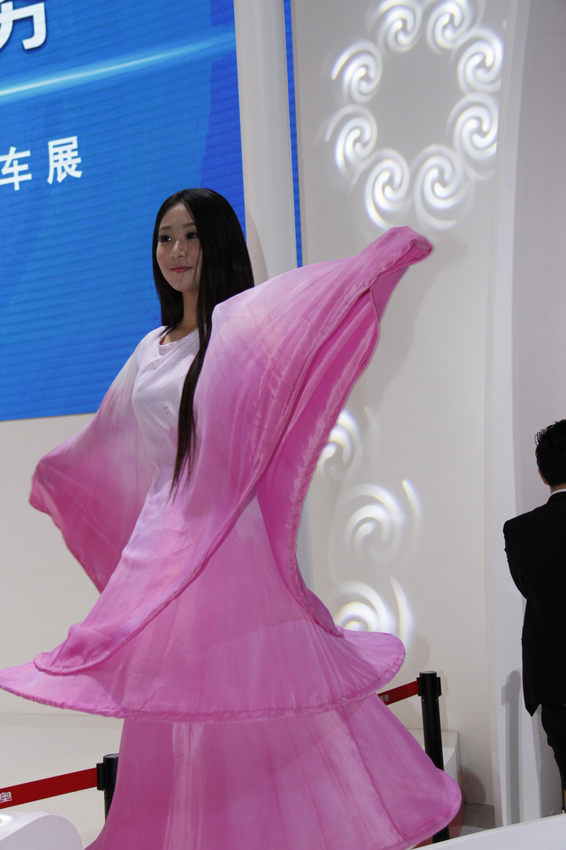 <em>美女</em>勇斗<em>小彩旗</em> 靓丽车模上演旋转秀-汽车频道
