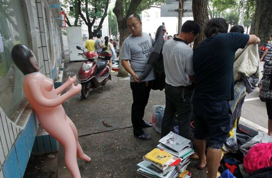 组图:大学生毕业卖充气娃娃 留给学弟接着用