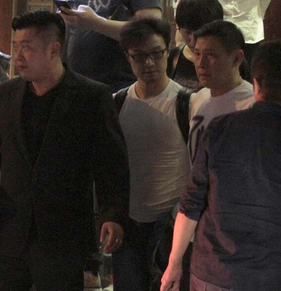 组图: 章子怡深夜与汪峰离场  席间戴着墨镜吃火