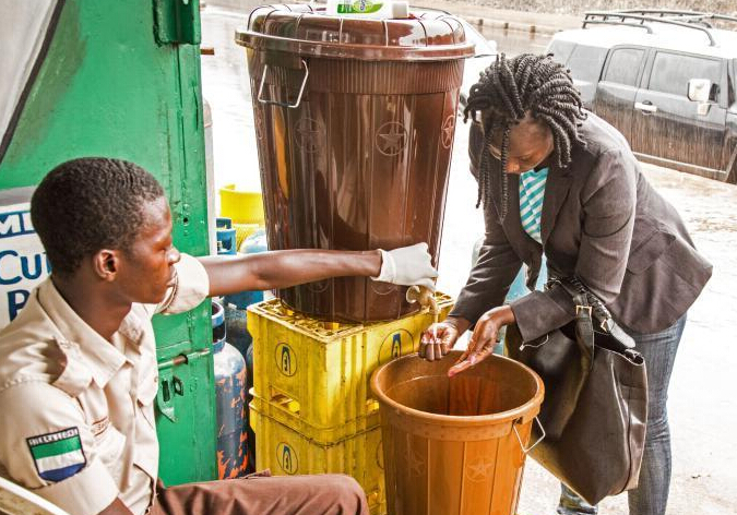 埃博拉病毒肆虐 塞拉利昂街头水比油贵