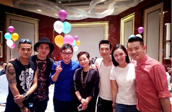 组图:孙俪邓超为<em>女儿</em>办百日宴 当众亲吻娇妻玉