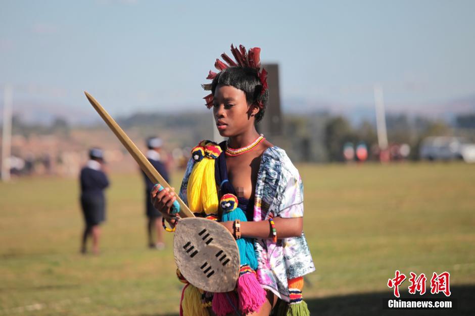 组图:斯威士兰芦苇节选秀女 10万<em>处女</em>接受国