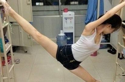 组图:拳击美女主持一字马走红 靓丽外表青春活