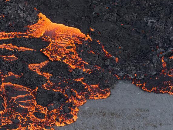 组图:冰岛巴达本加火山爆发 岩浆喷涌似末日大片-新闻频道-和讯网