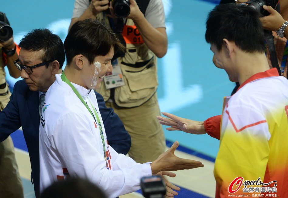 组图:仁川亚运会孙杨送蛋糕为朴泰桓过生日