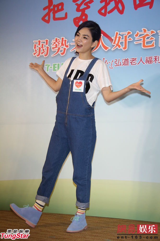 组图:Ella着透视开衩裙亮相露美腿 背部现淤青