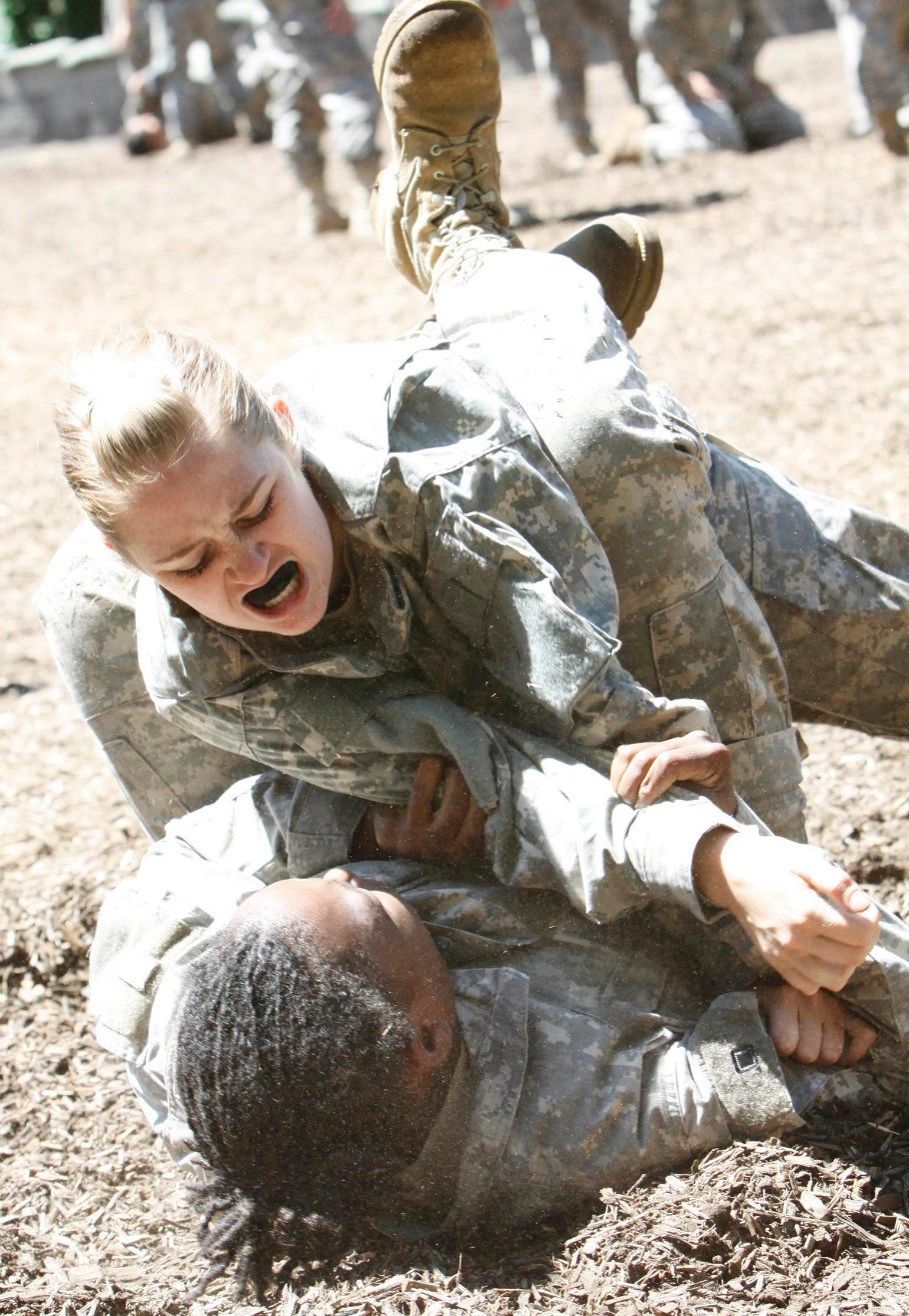 组图:近看<em>西点军校女兵</em>近距离肉搏训练 -新闻频