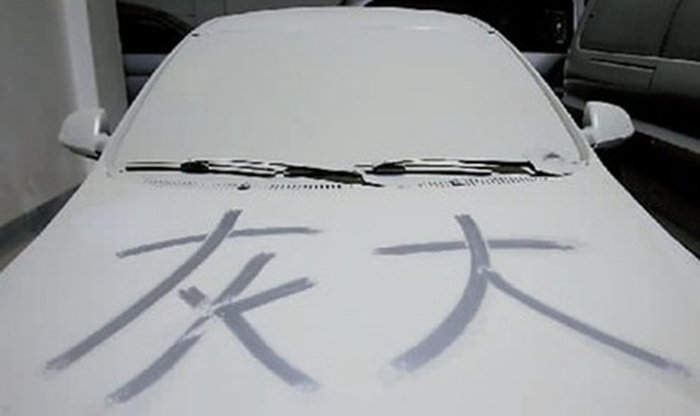 过年 停车场豪车被弃  停在那落灰拼任性 -汽车频