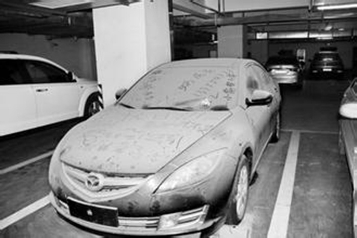 过年 停车场豪车被弃  停在那落灰拼任性 -汽车频