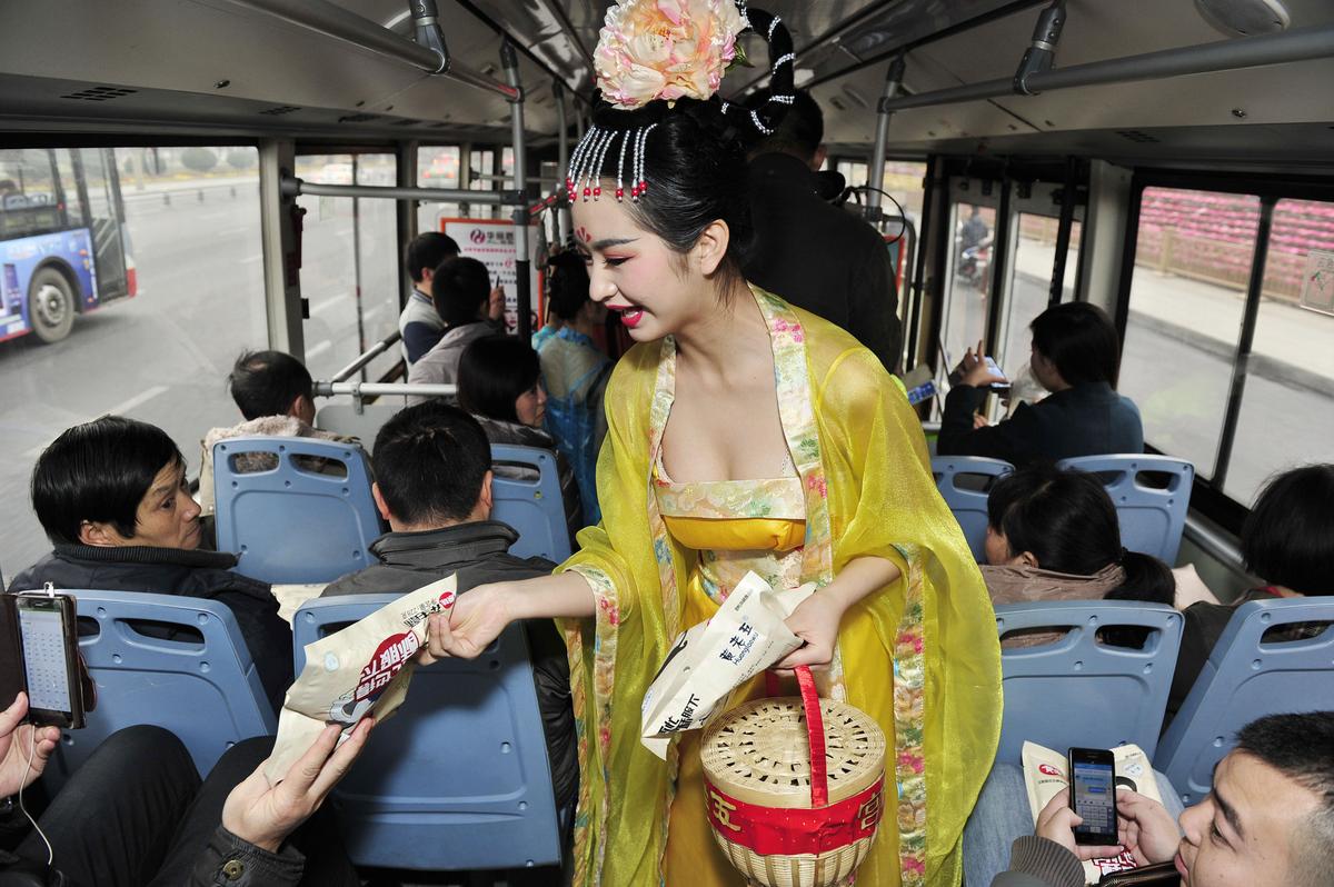 组图:<em>大二师兄娶大一师妹</em> 军训时一见钟情相识