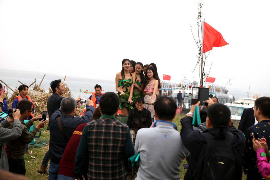 河南采摘节 比基尼美女走秀拖拉机接送