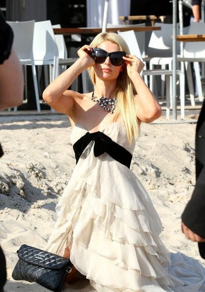 组图:大小姐希尔顿戛纳拍写真 超低胸裙秀美腿