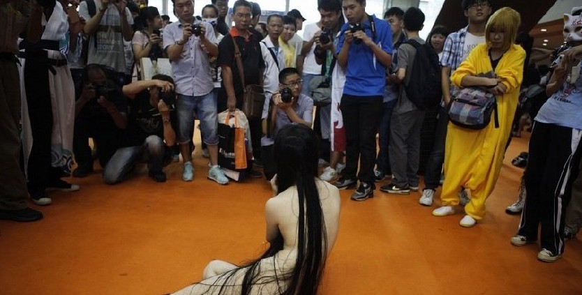 深圳动漫展突现裸露女子搅局 被警察带走