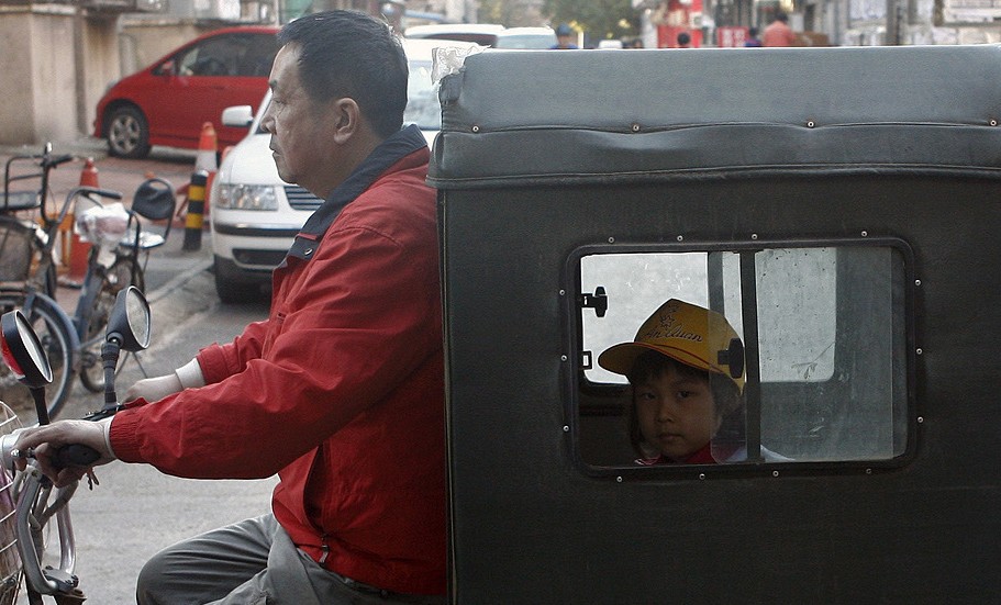 在"中国式过马路"(即"不管红灯绿灯,凑够一撮人就可以走"的现象)后,"