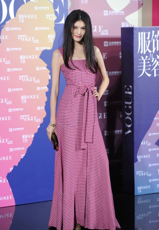 组图:范冰冰助阵南京lv旗舰店 粉红西服撞衫霍思燕