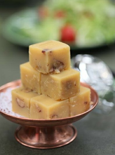 豌豆黄,本是一种民间小吃,后传入宫廷,因受到慈禧太后的喜爱而成名.