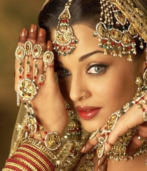 世界各地的黄金圣斗士:中国大妈不算最疯狂