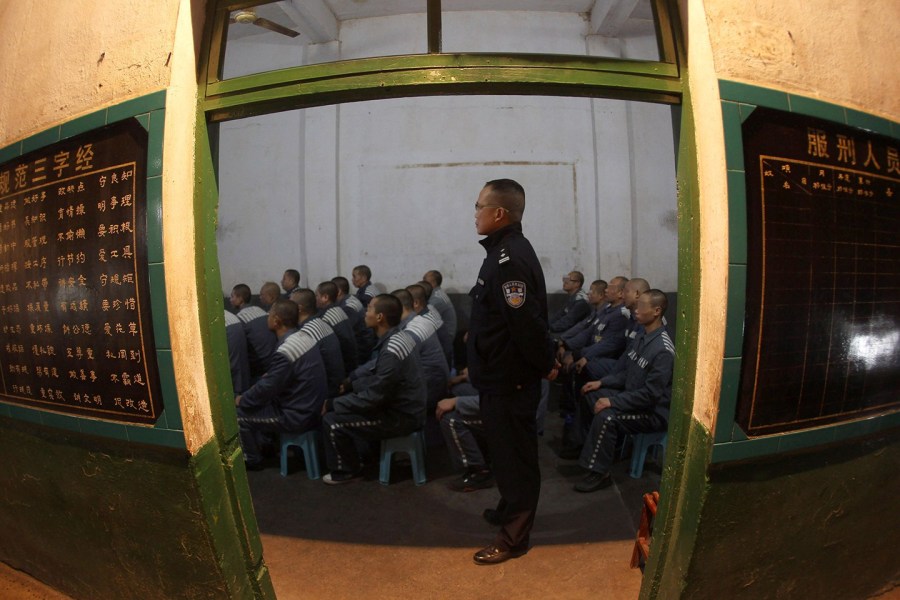 组图:四川川南监狱整体搬迁 150名武警全程押解