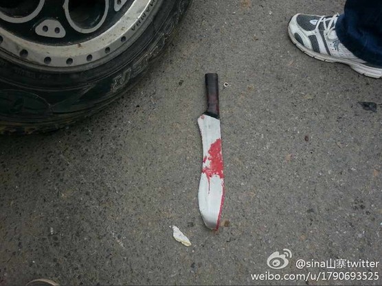 组图:西安多人持砍刀驾豪车 1死4伤现场血迹斑斑