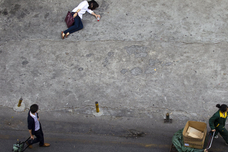 记者"摔倒"测试深圳人"扶不扶"