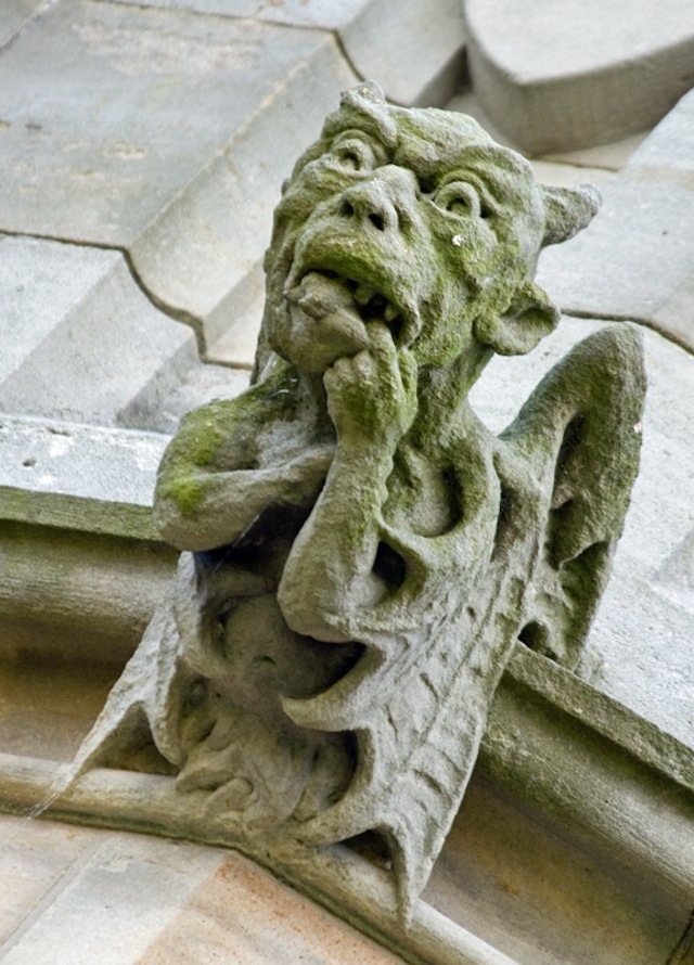 领略教堂上形象各异五花八门的滴水嘴兽