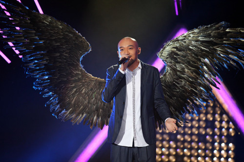 称因选秀节目一夜成名的某光头歌手卷入吸毒事件,被警方带走调查