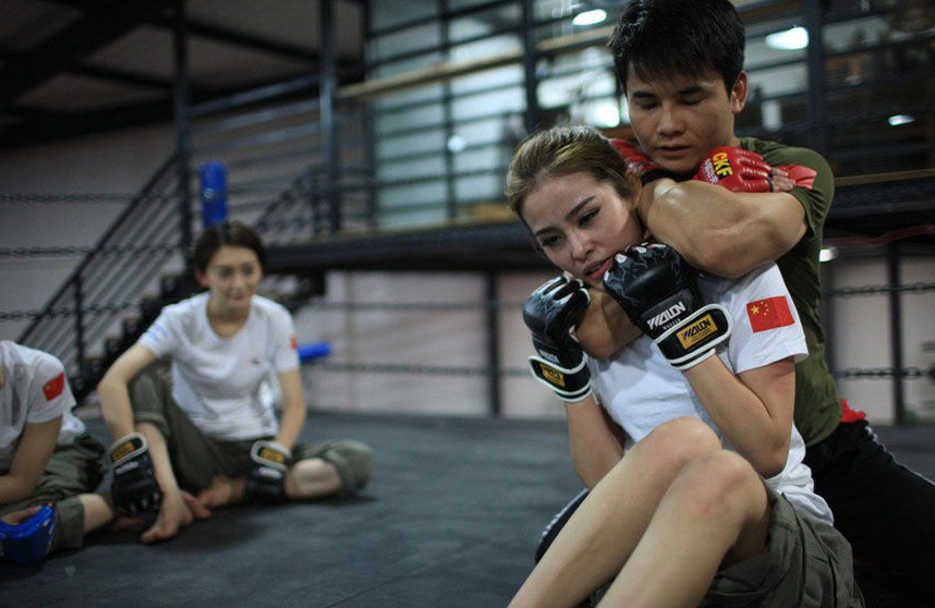 实拍训练场上的美女保镖