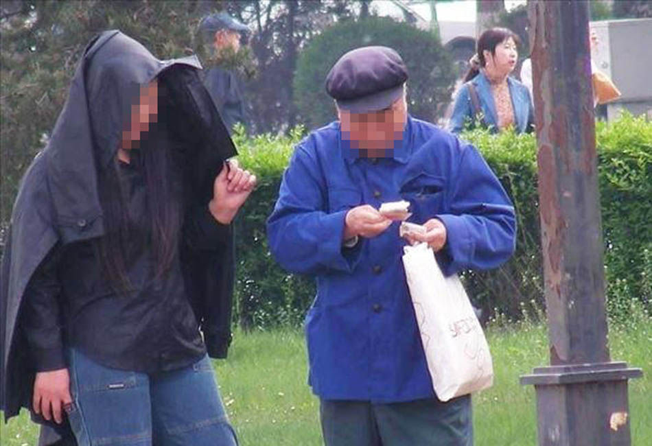 组图:哈尔滨松花江畔出现涉色情服务"老头乐" 光天化日大庭广众下交易