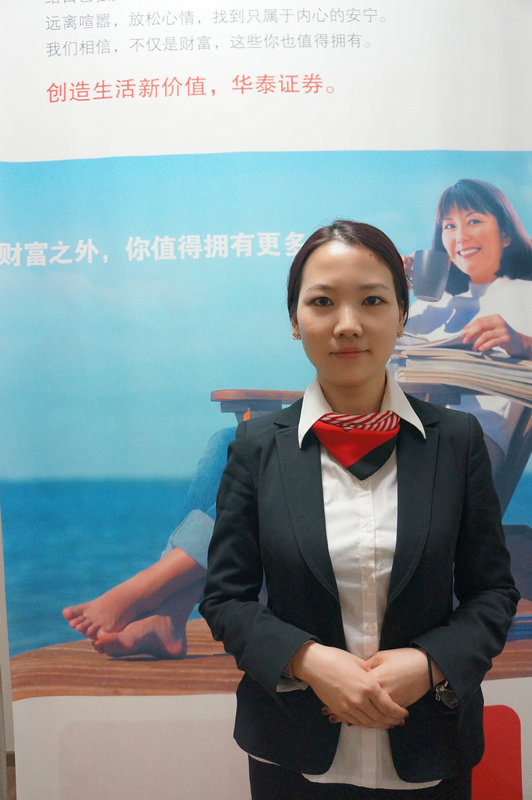 谁在为万三开户服务第二季:华泰美女客服工作现场抓拍