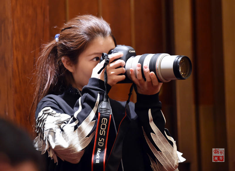 【她们扛得了长枪短炮】摄影记者里不乏美女,虽然身材娇小,她们照样