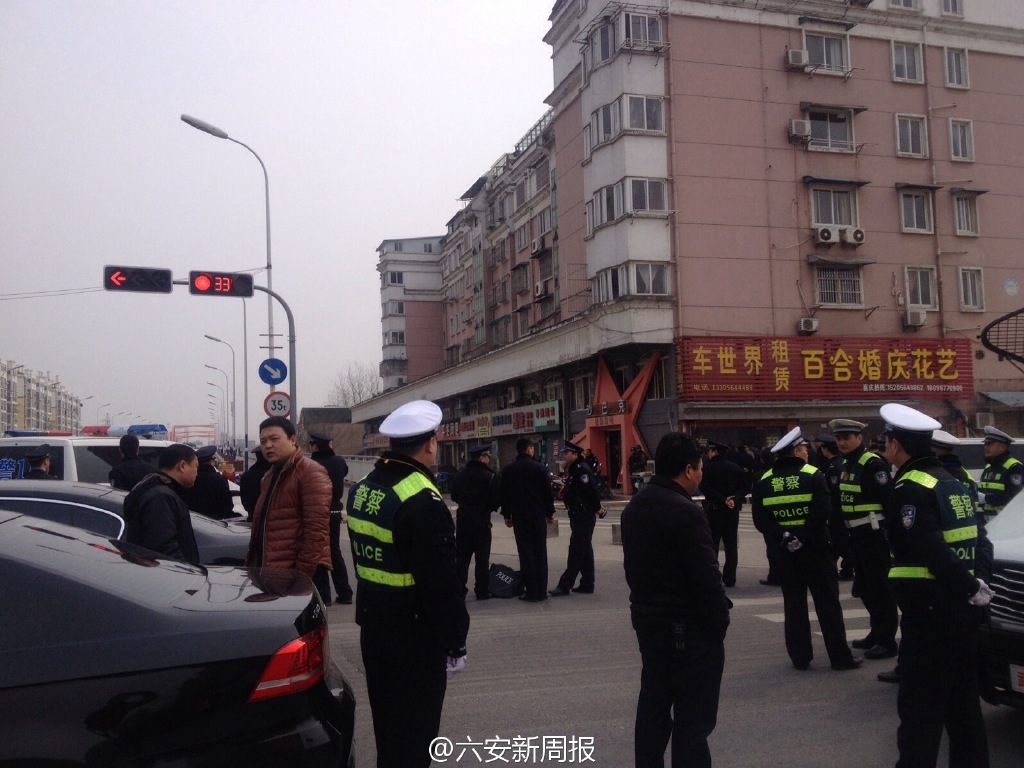 组图:江苏镇江市区男子开车逃离追债 拖行债主500米组图:山东曲阜时庄